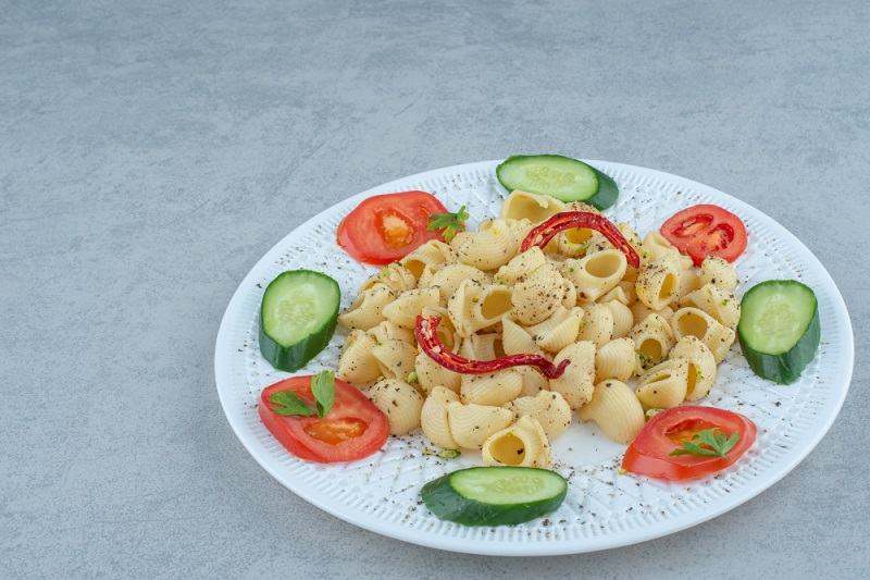 Salata de vara cu tortellini si parmezan
